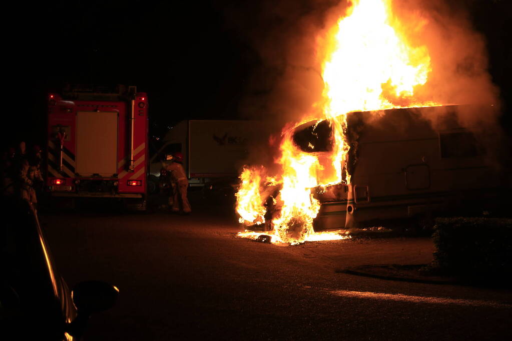 Auto en camper door brand verwoest