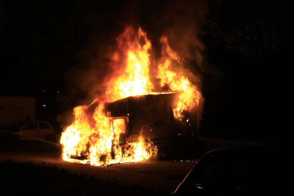 Auto en camper door brand verwoest