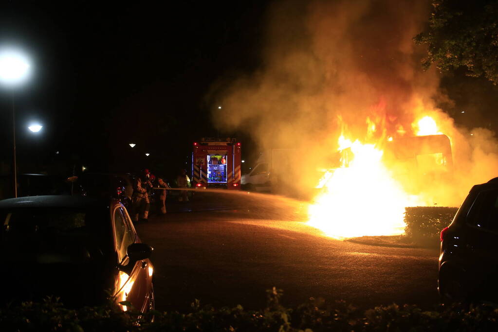 Auto en camper door brand verwoest