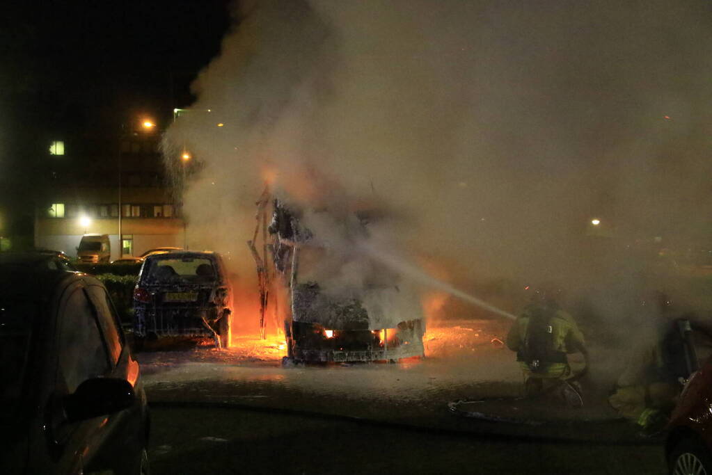 Auto en camper door brand verwoest