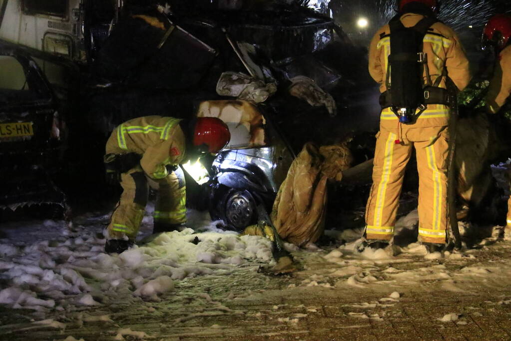 Auto en camper door brand verwoest