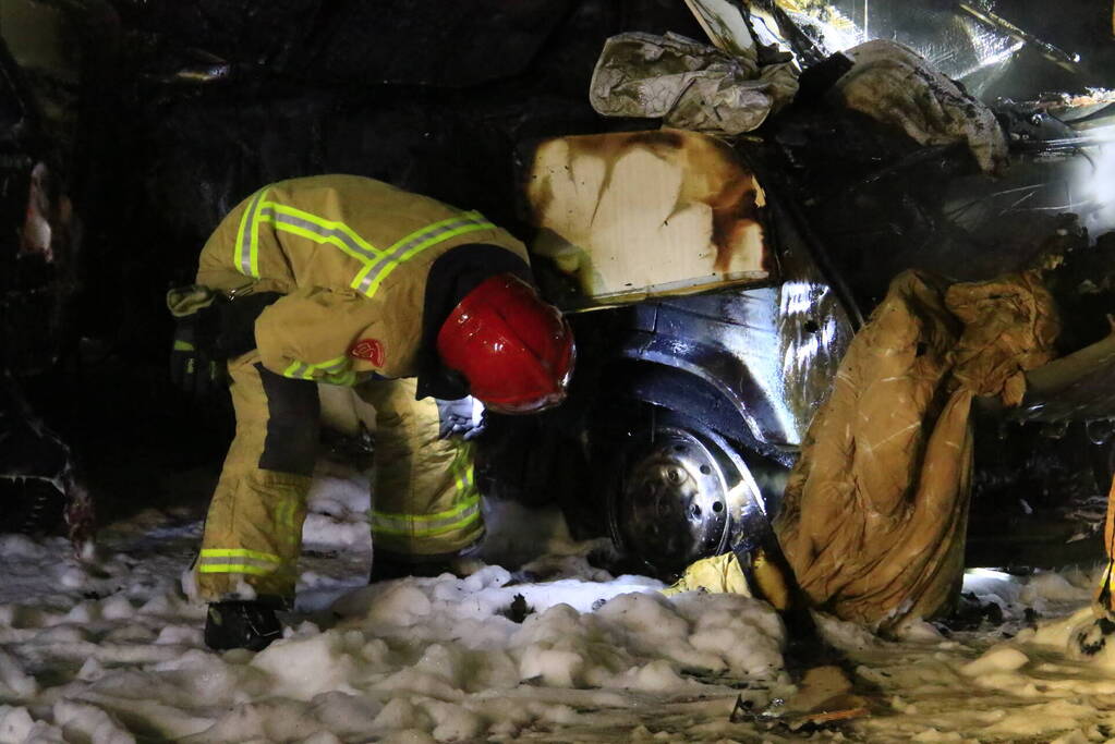 Auto en camper door brand verwoest