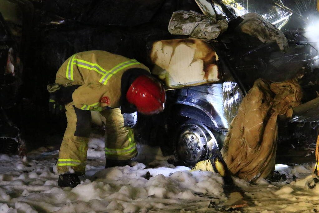 Auto en camper door brand verwoest