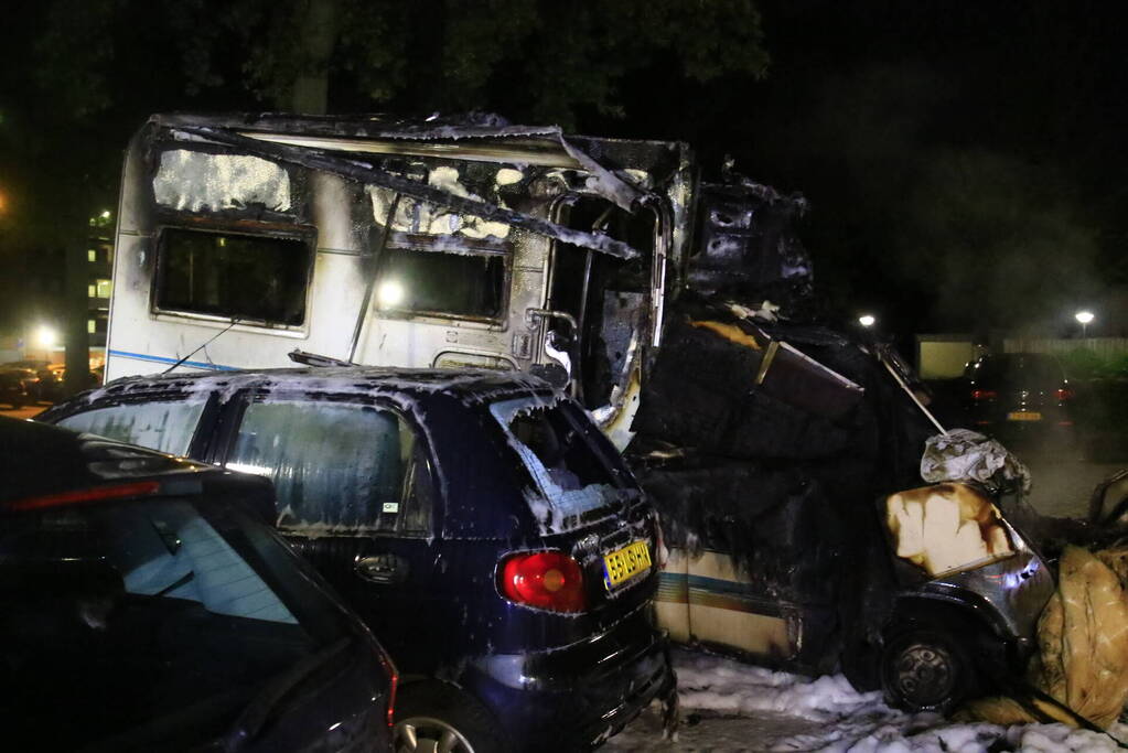 Auto en camper door brand verwoest