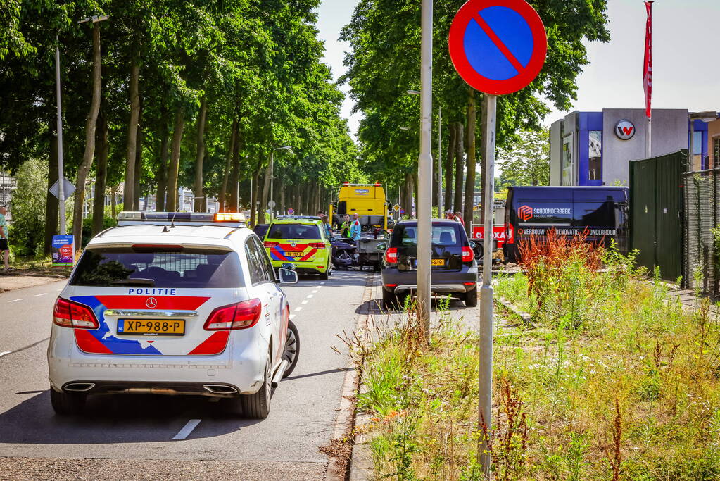 Twee voertuigen en aanhanger betrokken bij botsing