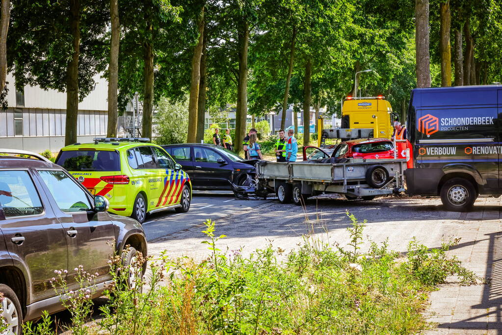 Twee voertuigen en aanhanger betrokken bij botsing