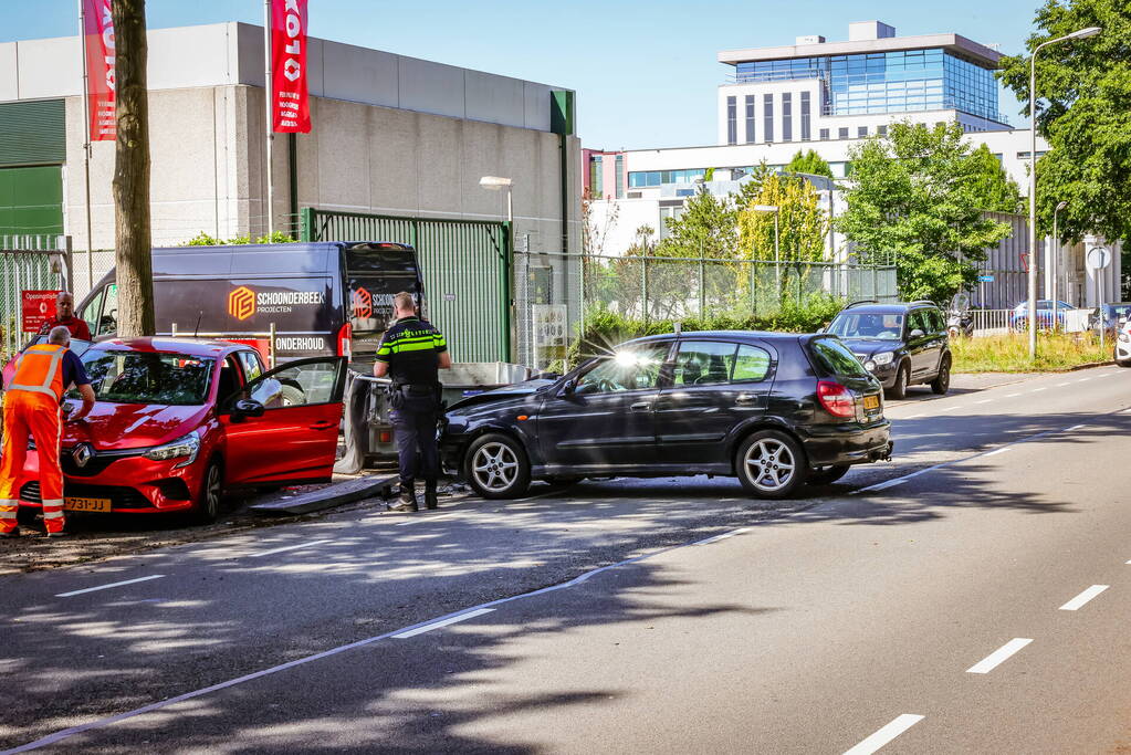 Twee voertuigen en aanhanger betrokken bij botsing