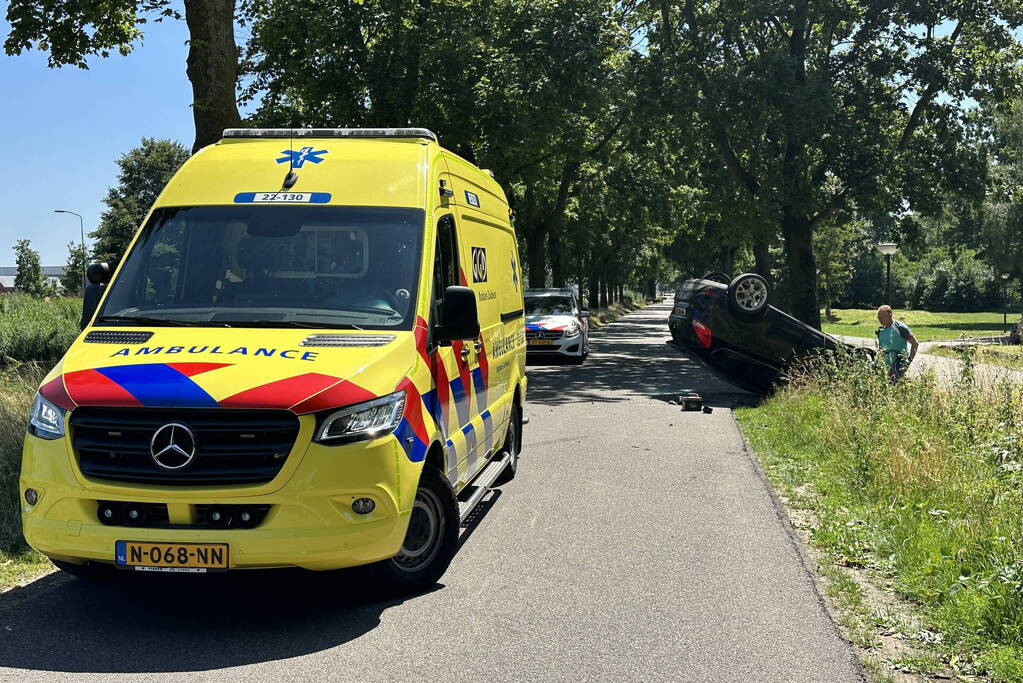 Auto belandt op de kop na botsing tegen boom