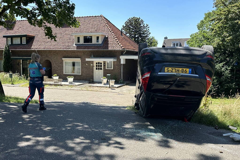 Auto belandt op de kop na botsing tegen boom