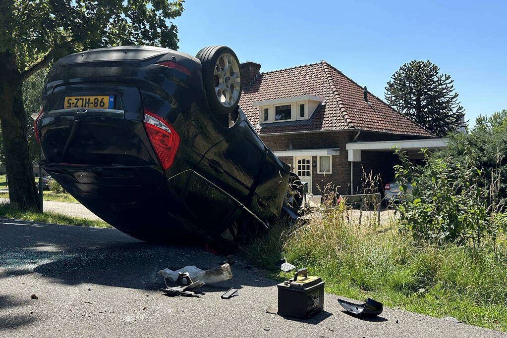 Auto belandt op de kop na botsing tegen boom