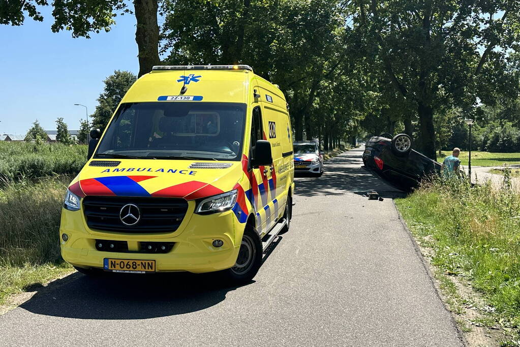 Auto belandt op de kop na botsing tegen boom