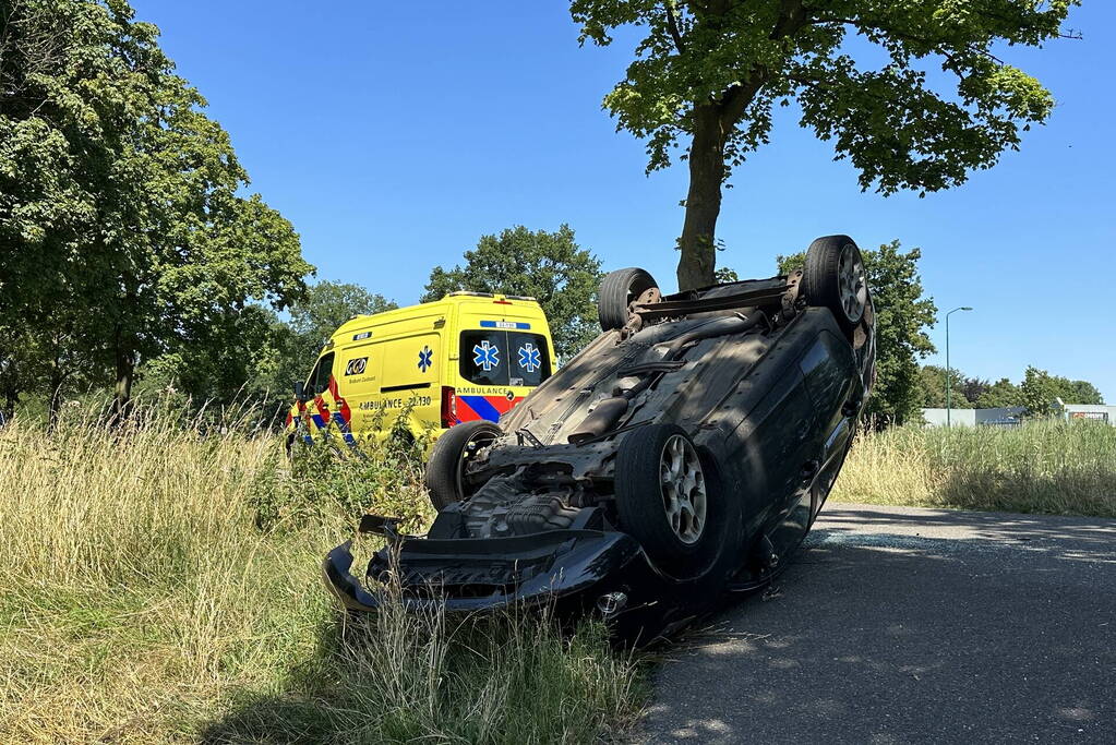 Auto belandt op de kop na botsing tegen boom