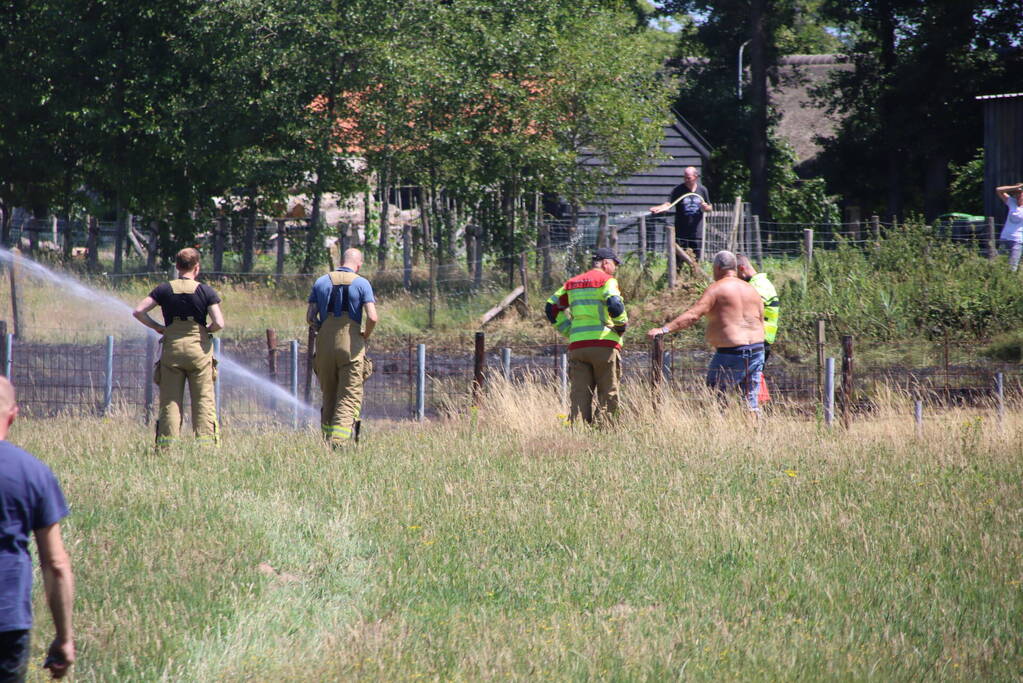 Stuk weiland vliegt in brand