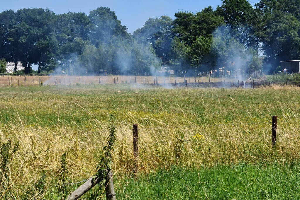 Stuk weiland vliegt in brand