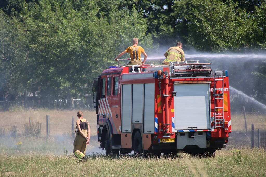 Stuk weiland vliegt in brand