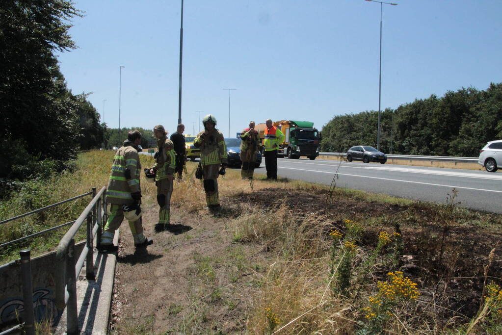 Bestuurder van cementwagen blust bermbrand en voorkomt erger