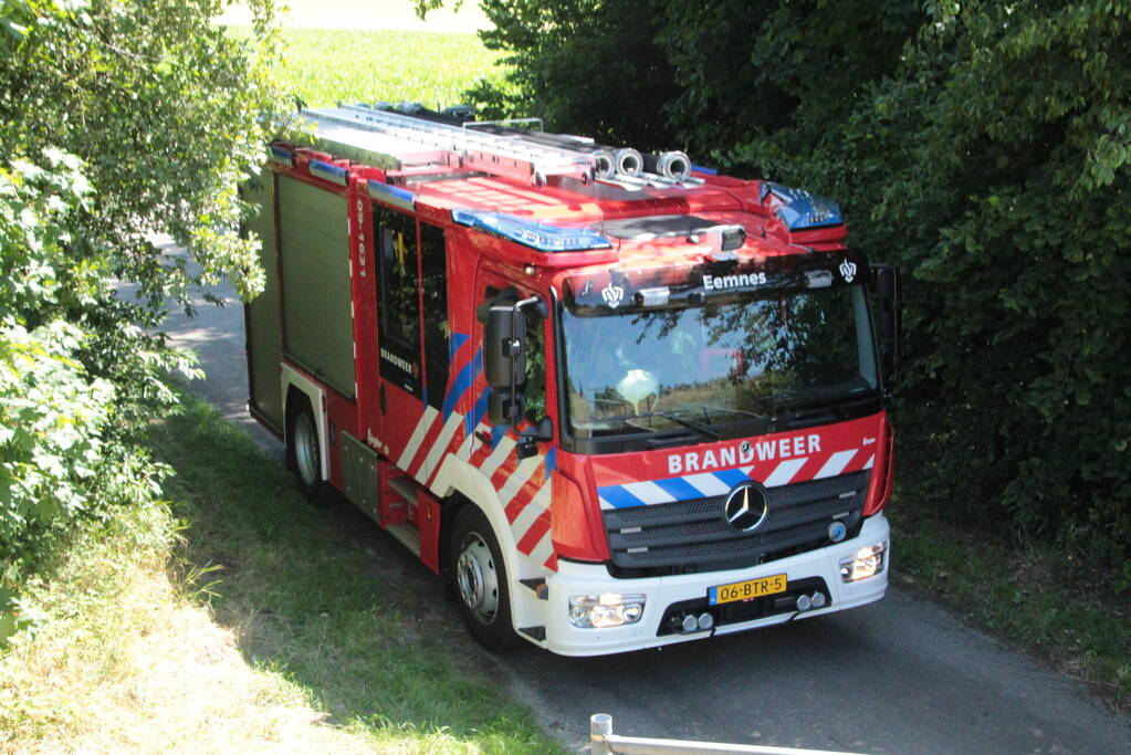 Bestuurder van cementwagen blust bermbrand en voorkomt erger