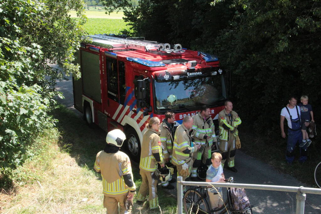 Bestuurder van cementwagen blust bermbrand en voorkomt erger