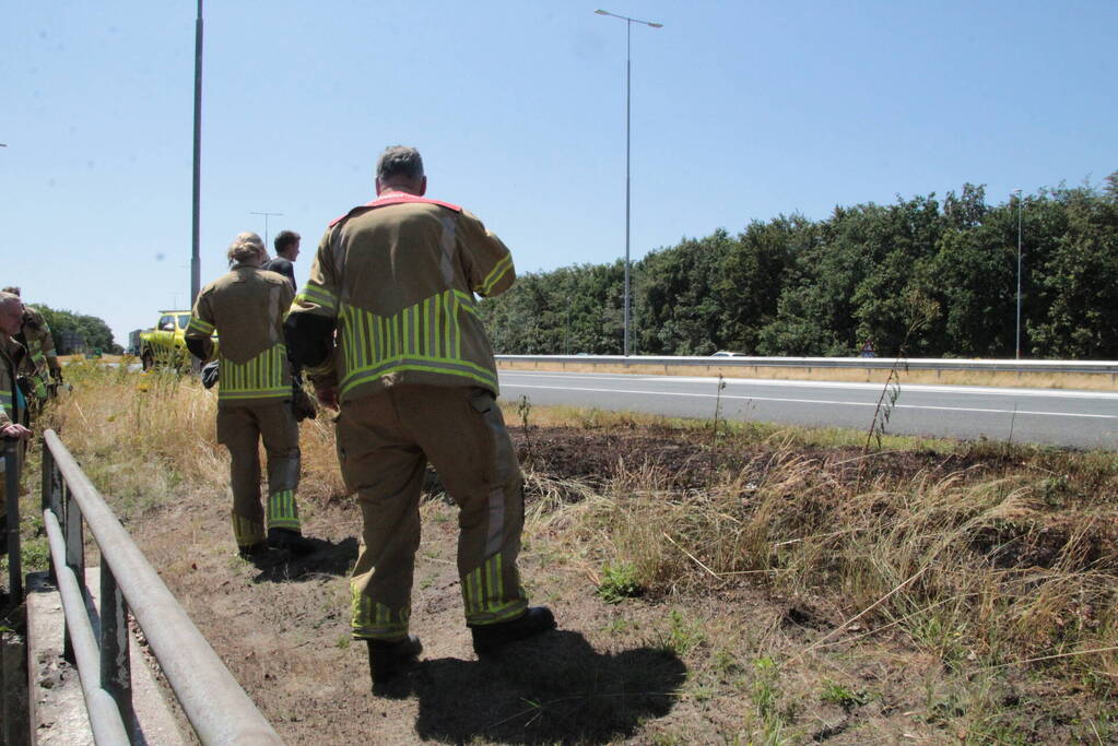 Bestuurder van cementwagen blust bermbrand en voorkomt erger