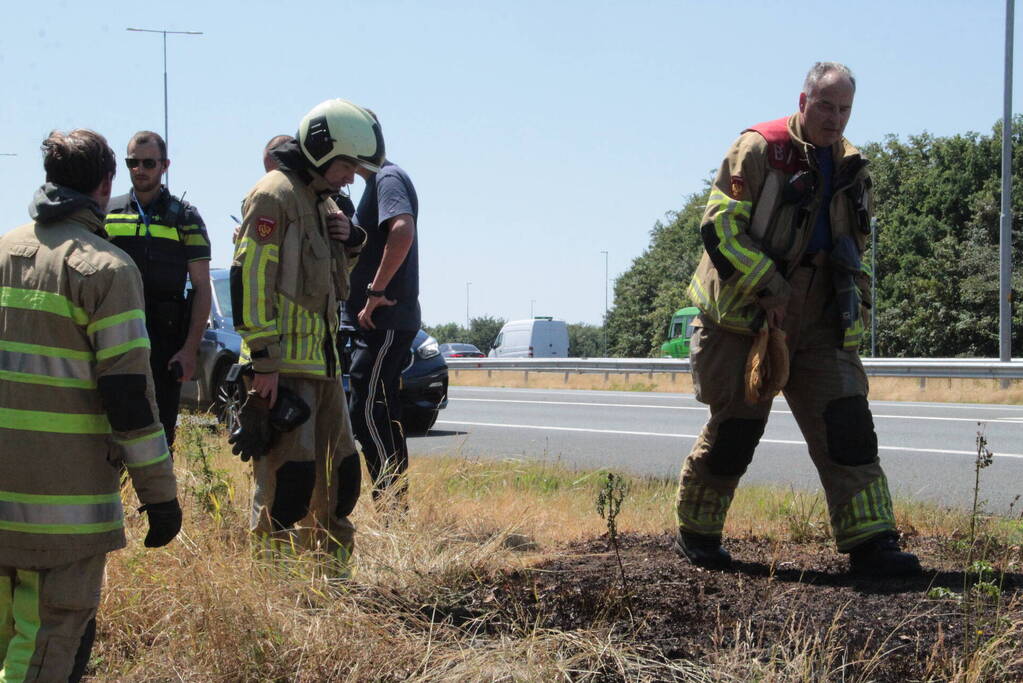 Bestuurder van cementwagen blust bermbrand en voorkomt erger