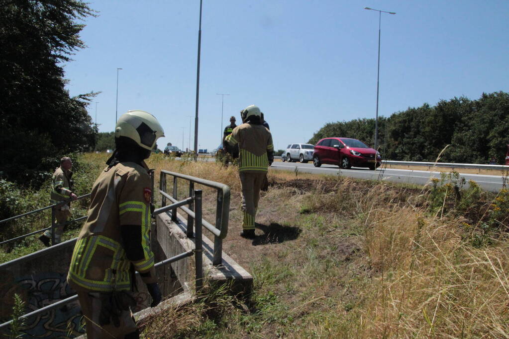 Bestuurder van cementwagen blust bermbrand en voorkomt erger