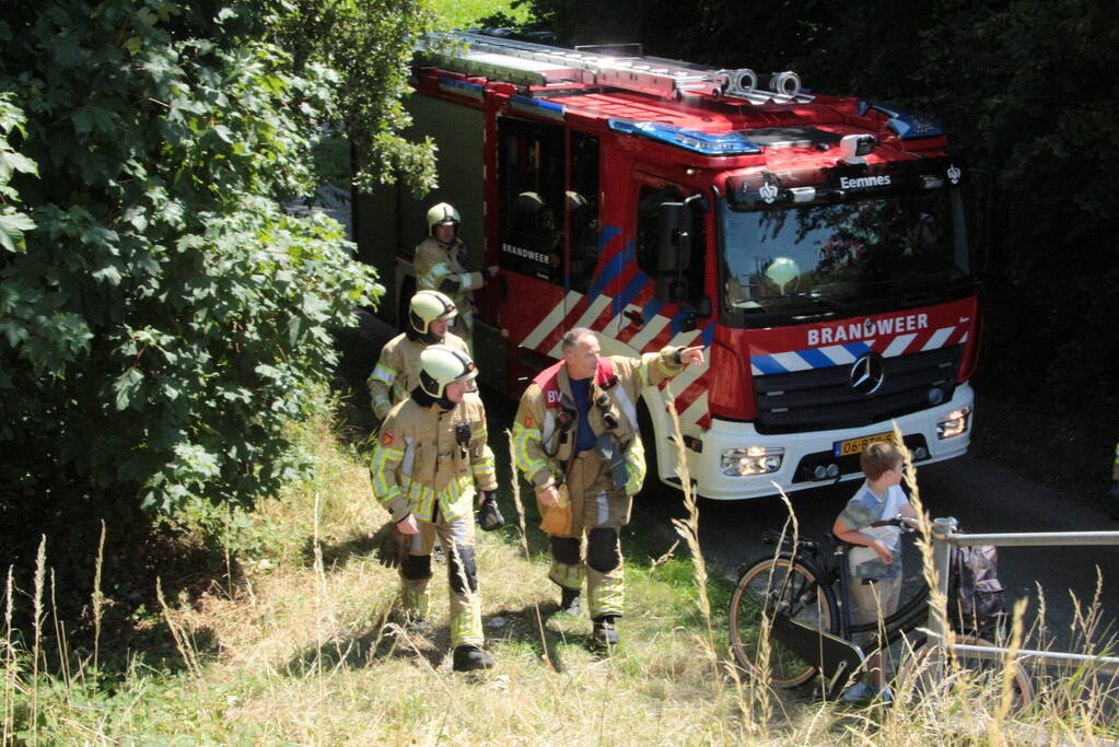 Bestuurder van cementwagen blust bermbrand en voorkomt erger