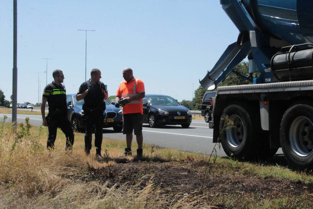 Bestuurder van cementwagen blust bermbrand en voorkomt erger