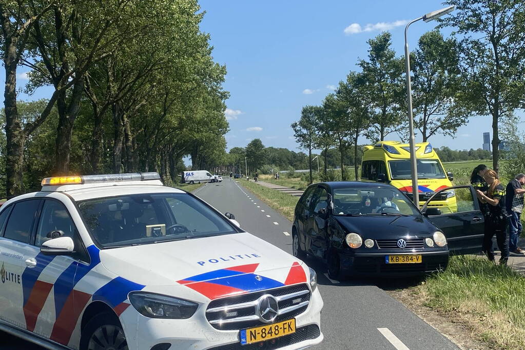 Bestelbus en personenwagen lopen flinke schade op