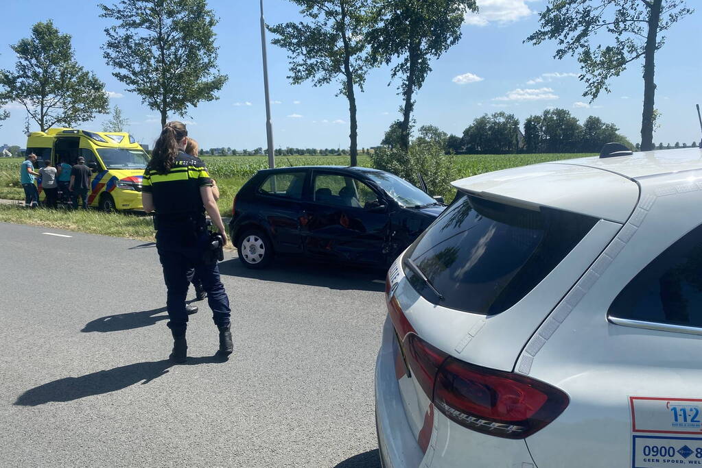 Bestelbus en personenwagen lopen flinke schade op