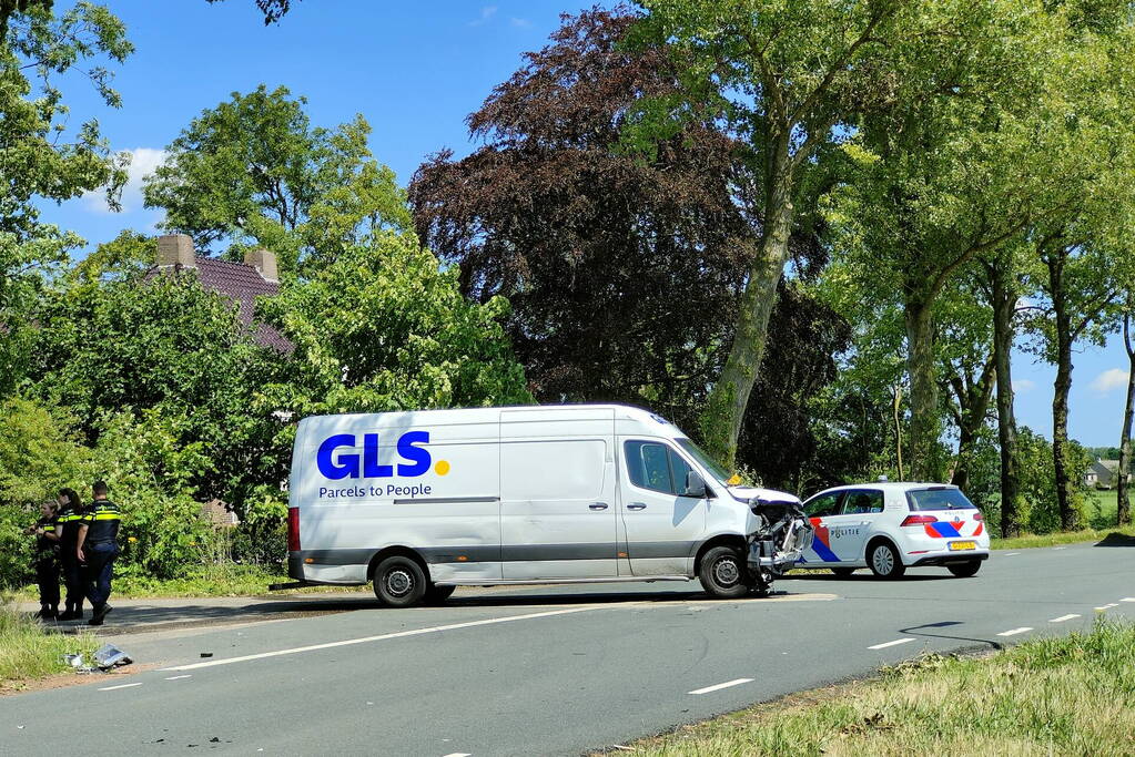 Bestelbus en personenwagen lopen flinke schade op