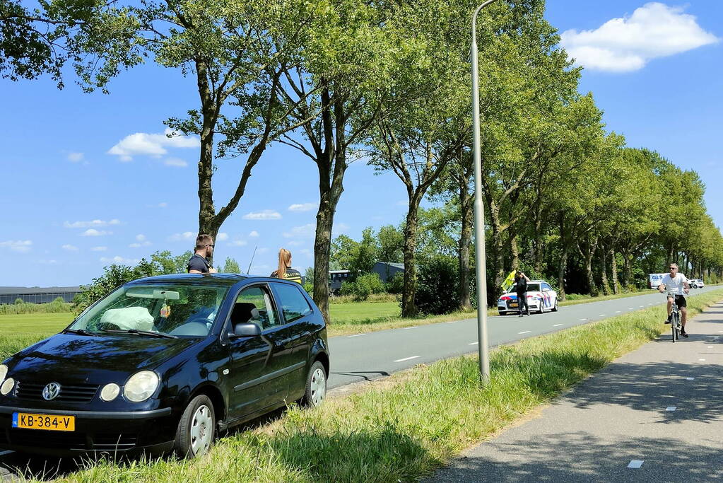 Bestelbus en personenwagen lopen flinke schade op