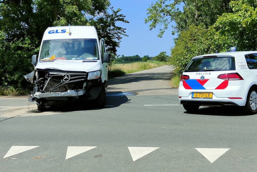 Bestelbus en personenwagen lopen flinke schade op