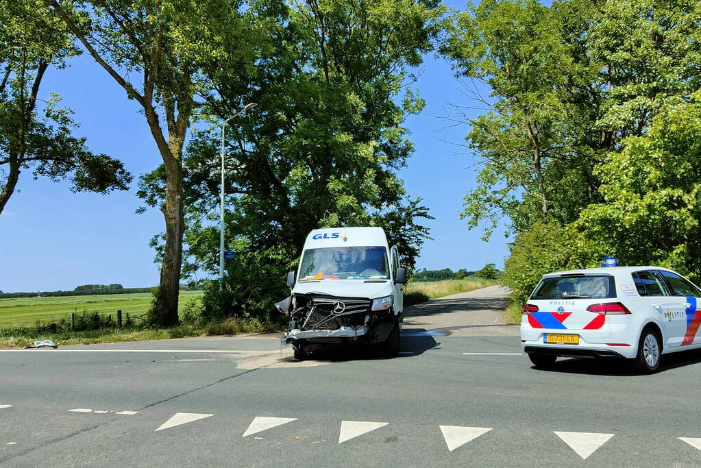 Bestelbus en personenwagen lopen flinke schade op