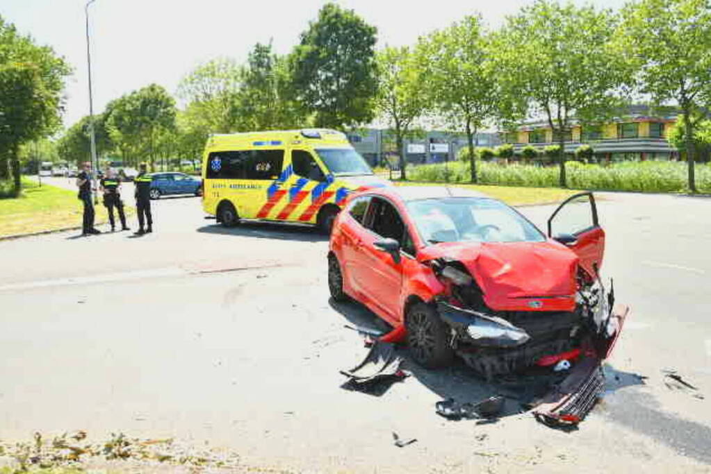 Flinke schade bij botsing tussen twee personenwagens