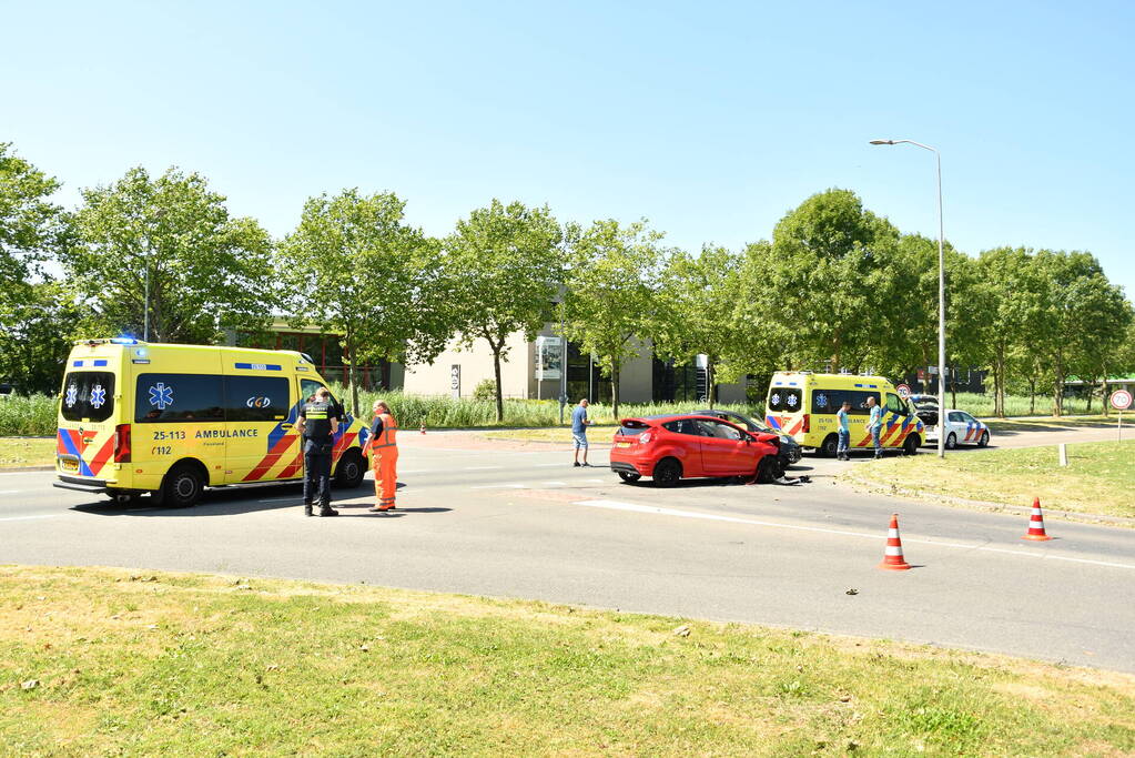 Flinke schade bij botsing tussen twee personenwagens