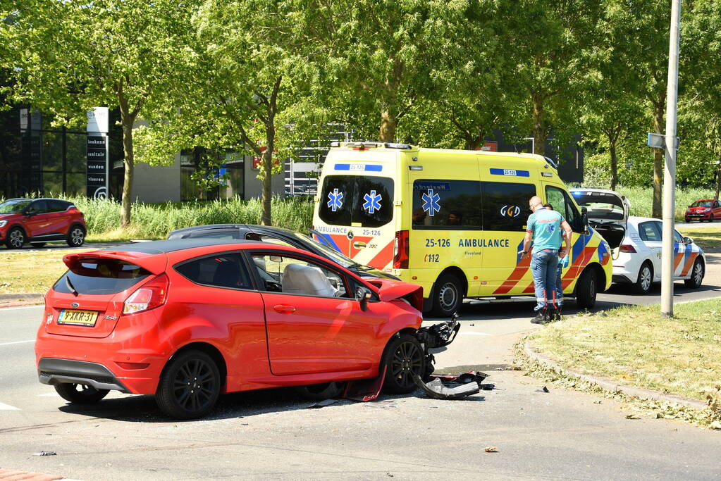 Flinke schade bij botsing tussen twee personenwagens