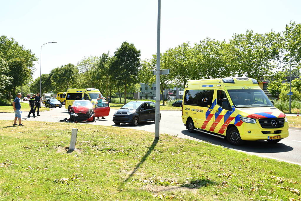 Flinke schade bij botsing tussen twee personenwagens