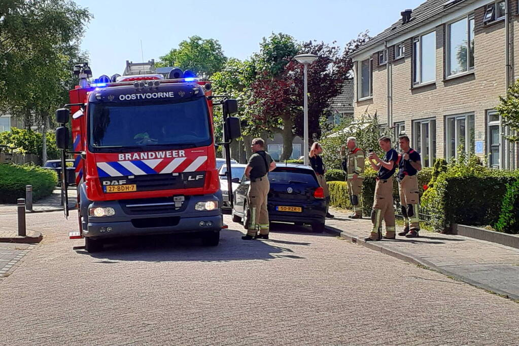 Kind krijgt knuffelbeer van brandweer na keukenbrand