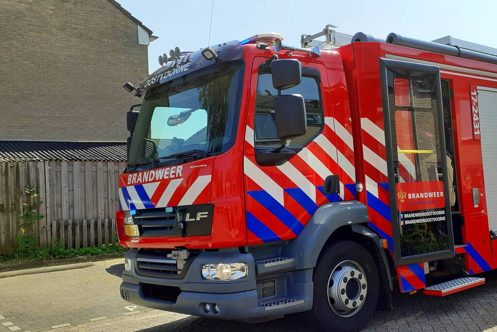 Kind krijgt knuffelbeer van brandweer na keukenbrand