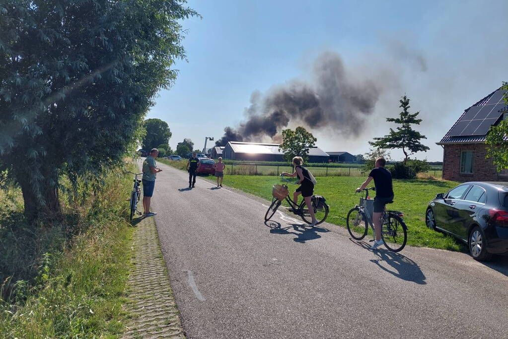 Enorme brand in loods met stro