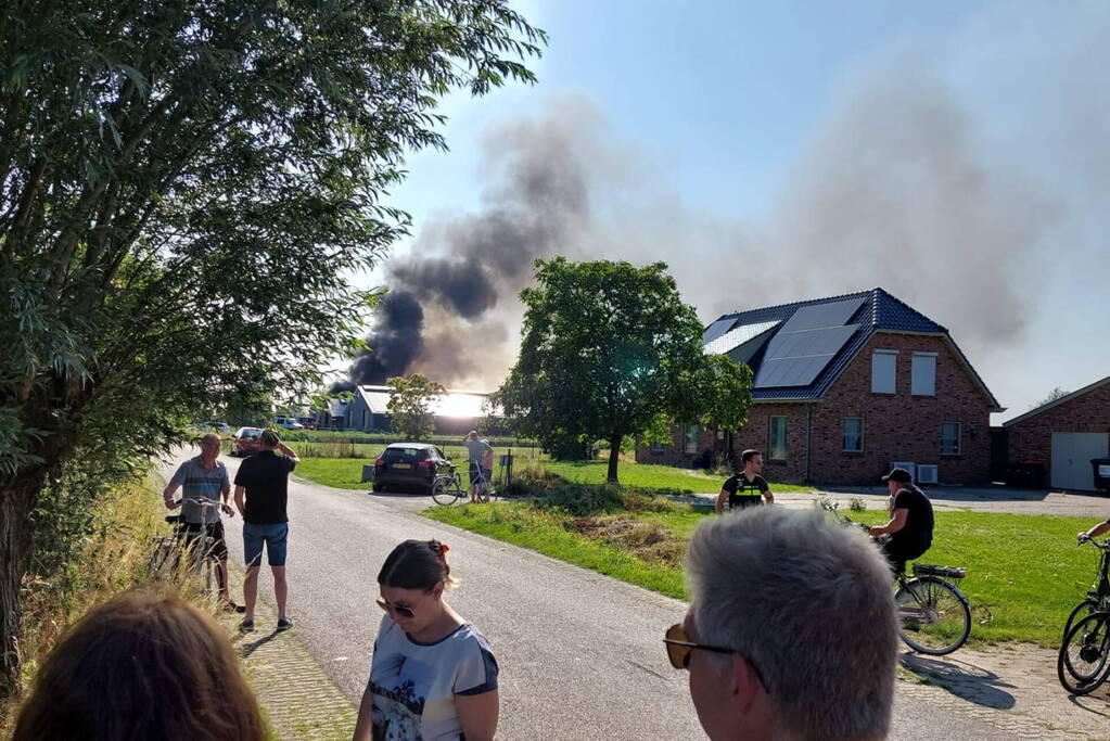 Enorme brand in loods met stro