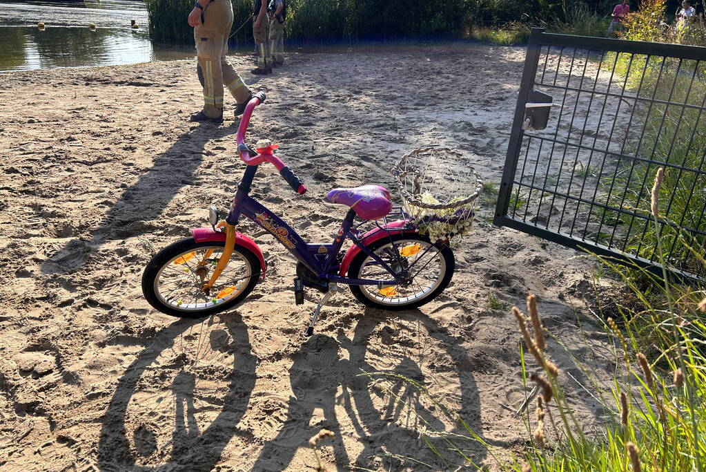 Grote zoekactie opgestart na aantreffen kinderfiets bij water