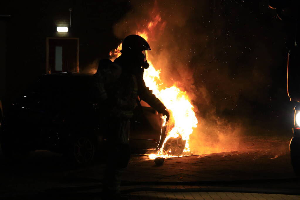 Auto in brand op parkeerplaats