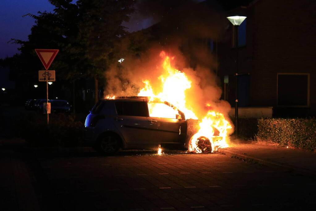 Tweede autobrand in wijk in nachtelijke uren