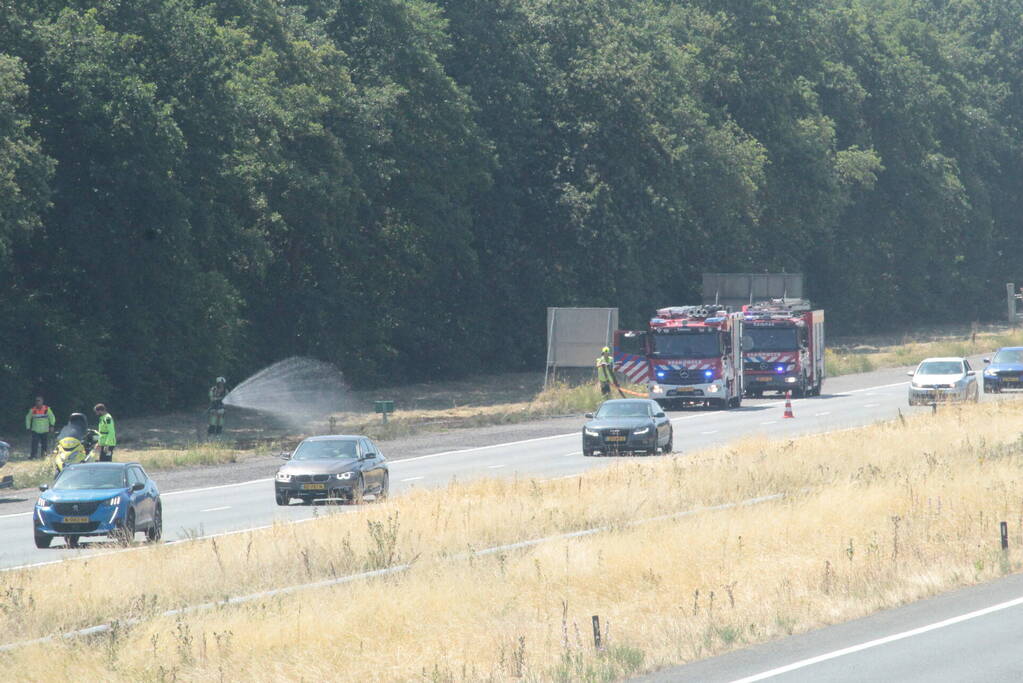 Bermbrand langs snelweg