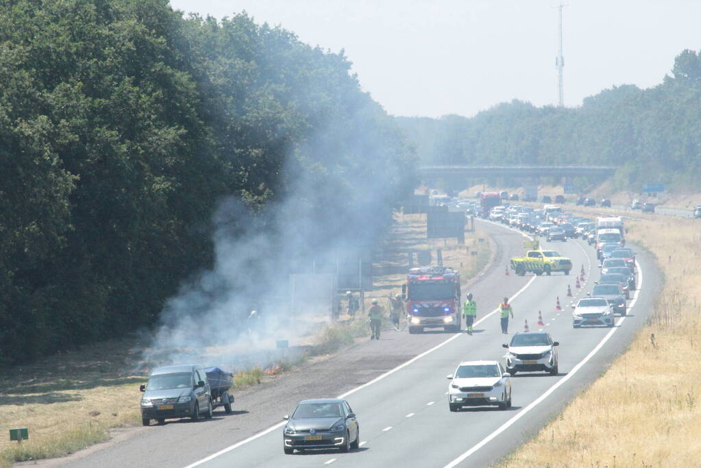 Bermbrand langs snelweg