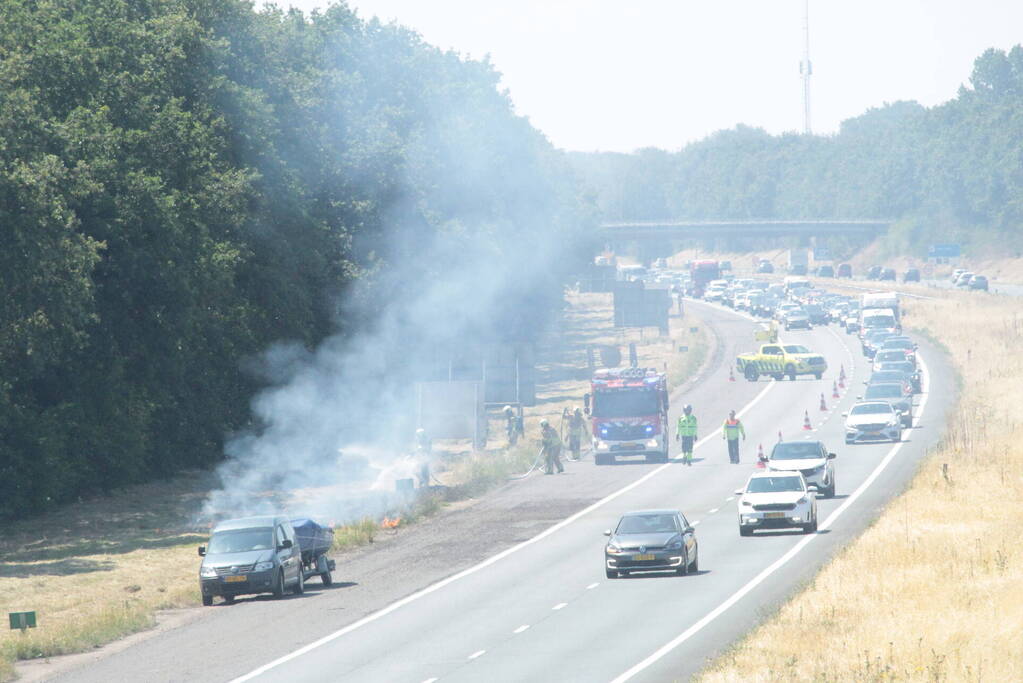 Bermbrand langs snelweg