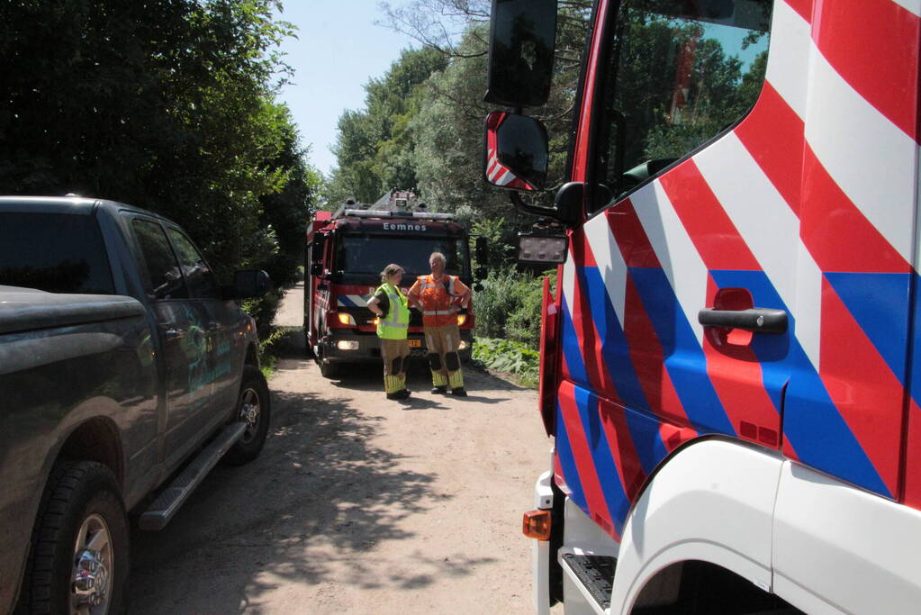 Brandweer blust afvalverbranding