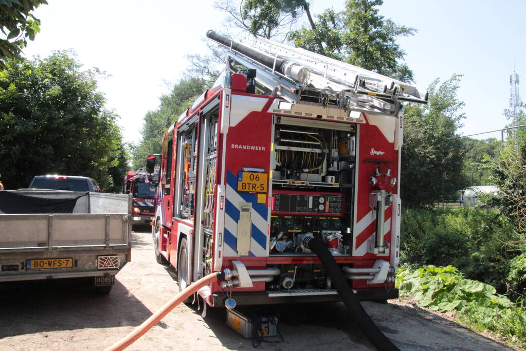 Brandweer blust afvalverbranding