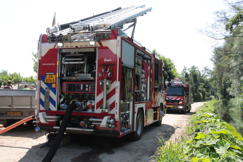 Brandweer blust afvalverbranding